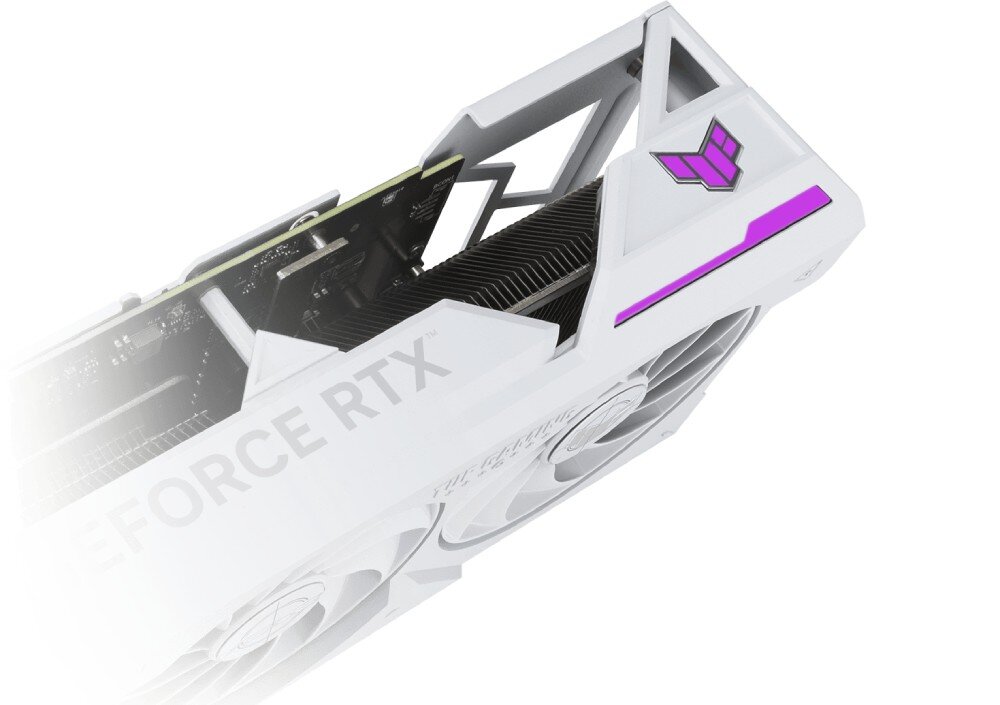 Karta graficzna ASUS GeForce RTX 4070 Ti Super TUF Gaming BTF White OC 16GB Zbliżenie na róg karty graficznej z podświetlanym logotypem w kolorze fioletowym i radiatorem pod spodem, podświetlenie, kolory, wygląd Aura Sync