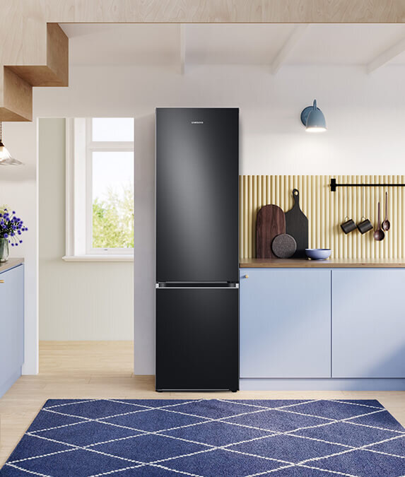 Lodówka posiada elegancki płaski front i delikatne podchwyty - Samsung RB38C605CB1