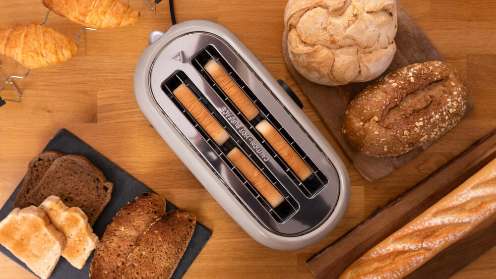 Toster CECOTEC ClassicToast 15000 Extra Double Beżowy dwa szerokie otwory szerokość 3,8 cm każdy cztery tosty jednocześnie gruby samodzielnie krojony chleb większa liczba tostów szybkie przygotowanie posiłków