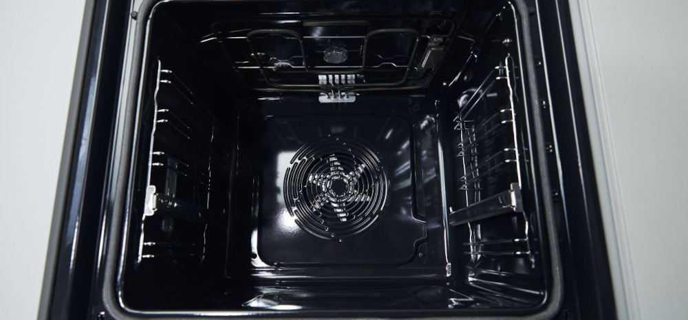 PIEKARNIK HISENSE BSA6634PBG8 wizualizacja czarne wnętrze górne grzałki puste wentylator prowadnice środek piekarnika 77 litrów pojemności dużo miejsca