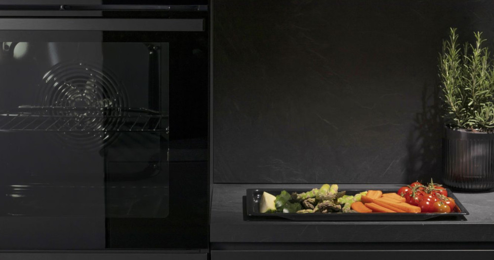 PIEKARNIK HISENSE BSA6634PBG8 wizualizacja dłoń blacha muffinki pieczenie drzwiczki szyba na zewnątrz funkcja Preheat Assist efektywne szybkie nagrzewanie krótki czas syganał dźwiękowy wyświetlacz informacja