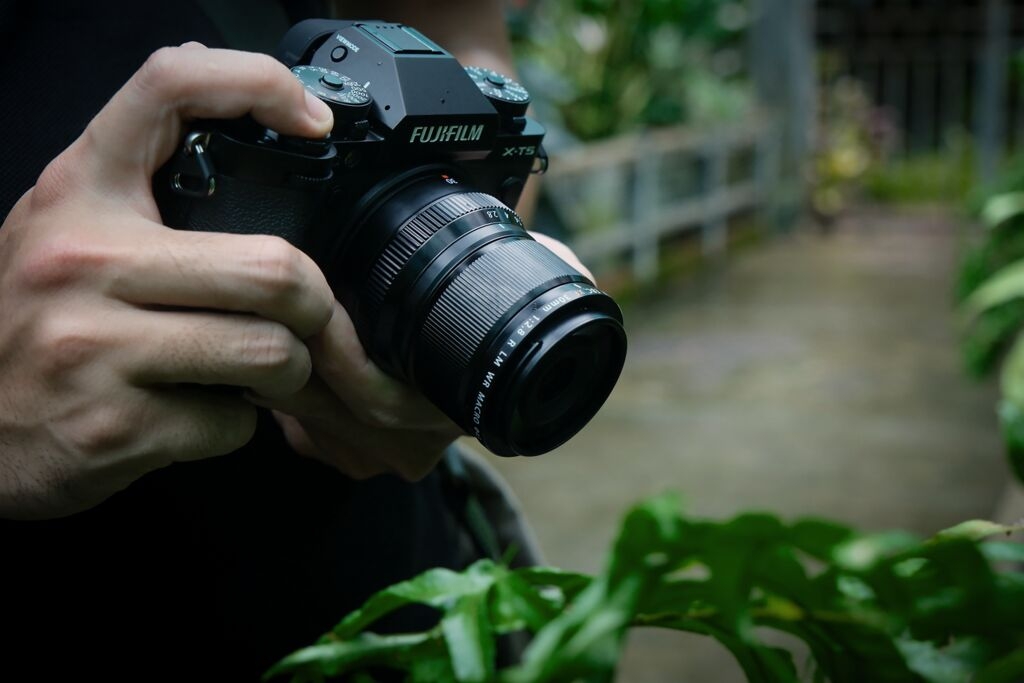 Aparat FUJIFILM X-T5 zdjęcia obiektyw ekran wizjer ogniskowa przysłona migawka obudowa bateria zasilanie filmy nagrywanie rozdzielczość matryca rozmiar przekątna tryby iso montaż lampa światło przyciski sterowanie menu kontrast jasność balans bieli filtry cmos karta pliki format zapis seria