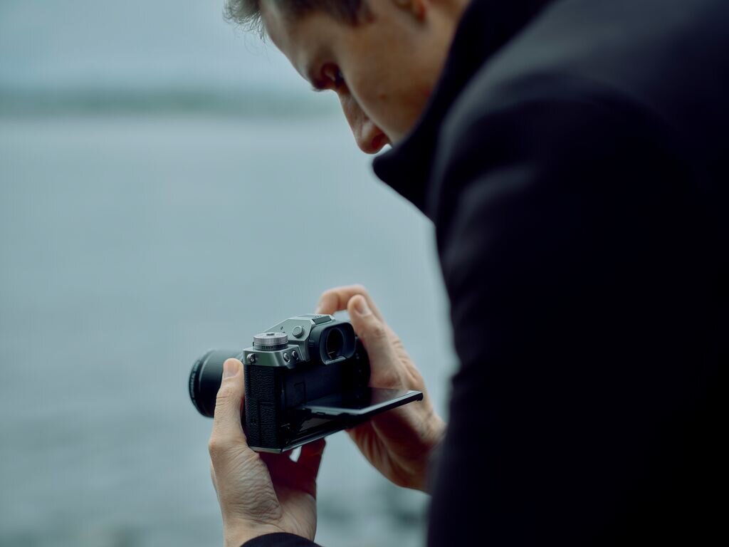 Aparat FUJIFILM X-T5 zdjęcia obiektyw ekran wizjer ogniskowa przysłona migawka obudowa bateria zasilanie filmy nagrywanie rozdzielczość matryca rozmiar przekątna tryby iso montaż lampa światło przyciski sterowanie menu kontrast jasność balans bieli filtry cmos karta pliki format zapis seria