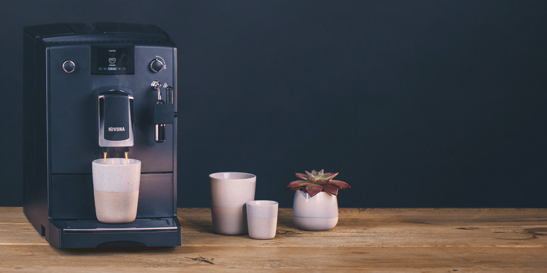 Ekspres NIVONA CafeRomatica 550 obsługa pielęgnacja kolorowy wyświetlacz TFT  system automatycznego płukania spieniacza smak kawa płukanie czyszczenie odkamieniania