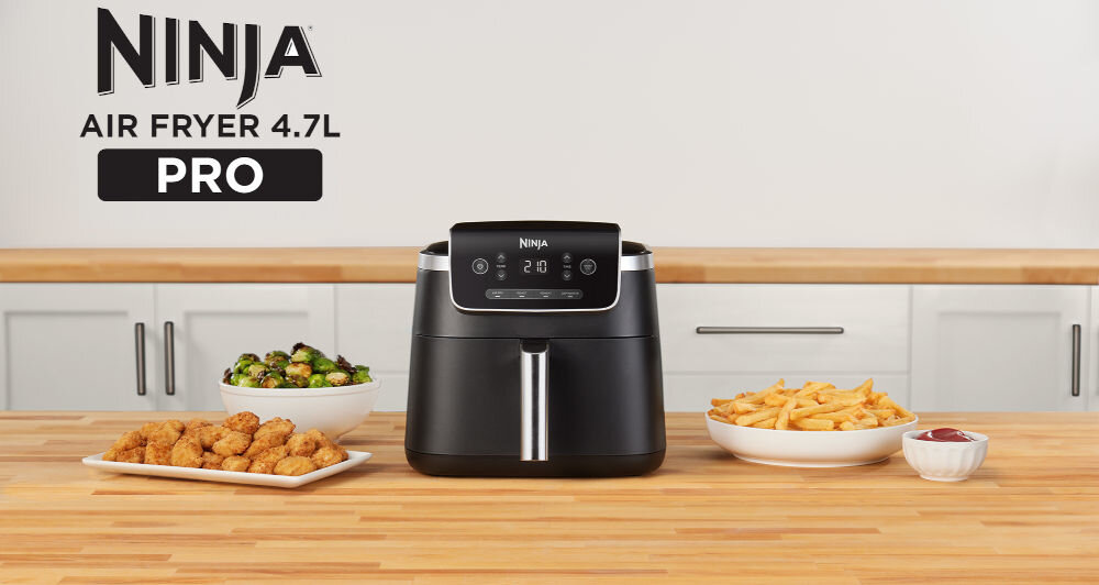 Air Fryer Frytkownica beztłuszczowa NINJA AF140EU przyjemność bez tłuszczu frytkownica stoi na blacie czarna obudowa wyświetlacz potrawy obok urządzenia