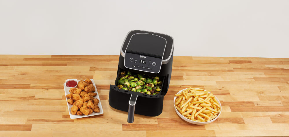 Air Fryer Frytkownica beztłuszczowa NINJA AF140EU (26.5 x 28.5 x 36 cm) frytkownica czarna obudowa wyświetlacz frytkownica stoi na blacie otwarta szuflada potrawa wewnątrz moc 1750 W Technologia AirCrisp potrawy chrupiące z zewnątrz miękkie soczyste w środku  do 75% mniej tłuszczu szybkie zdrowe gotowanie z przyjemnością
