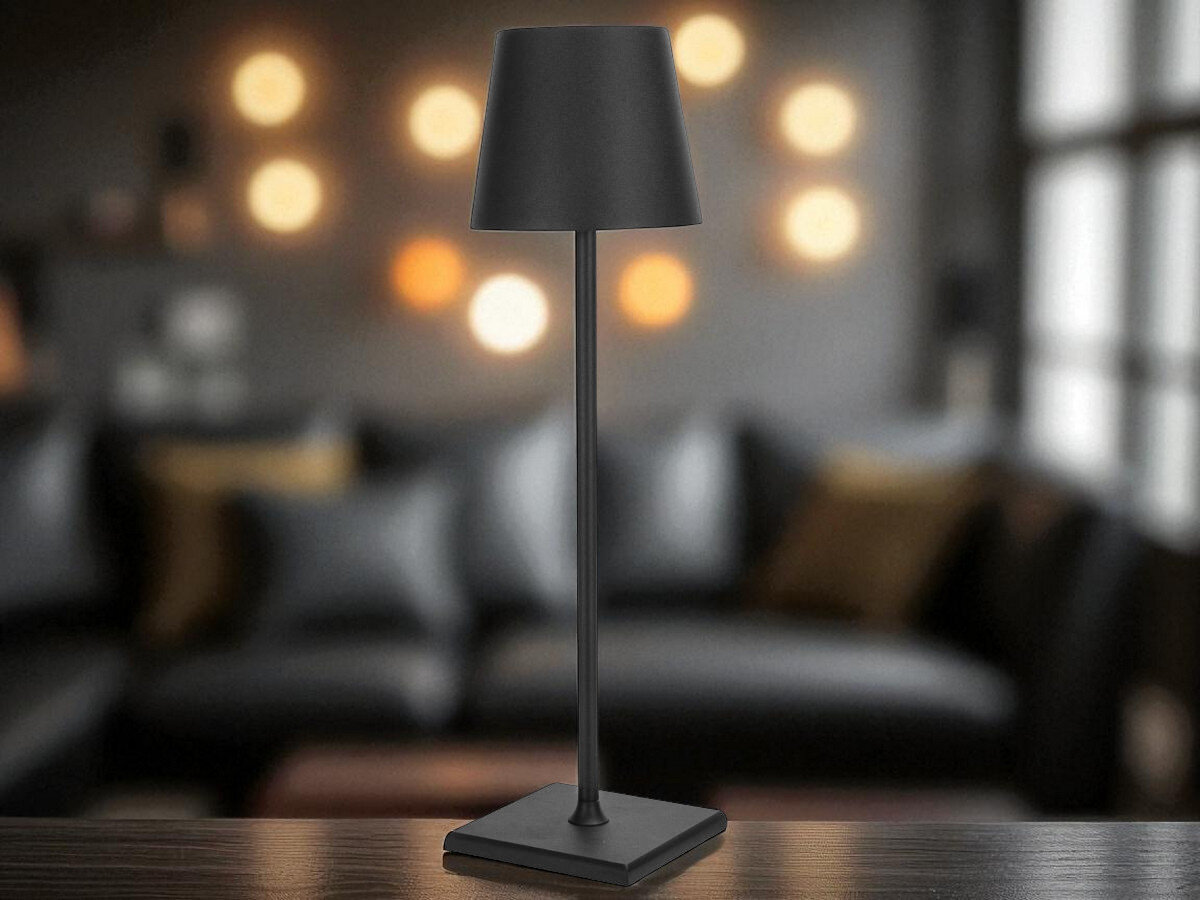 Lampka stołowa LIN Moonlight 8007 Czarny, światło, jasnośc, elegancja, komfort, lampka stoi na blacie w pokoju gościnnym w tle narożnik i lampki ścienne na ścianie