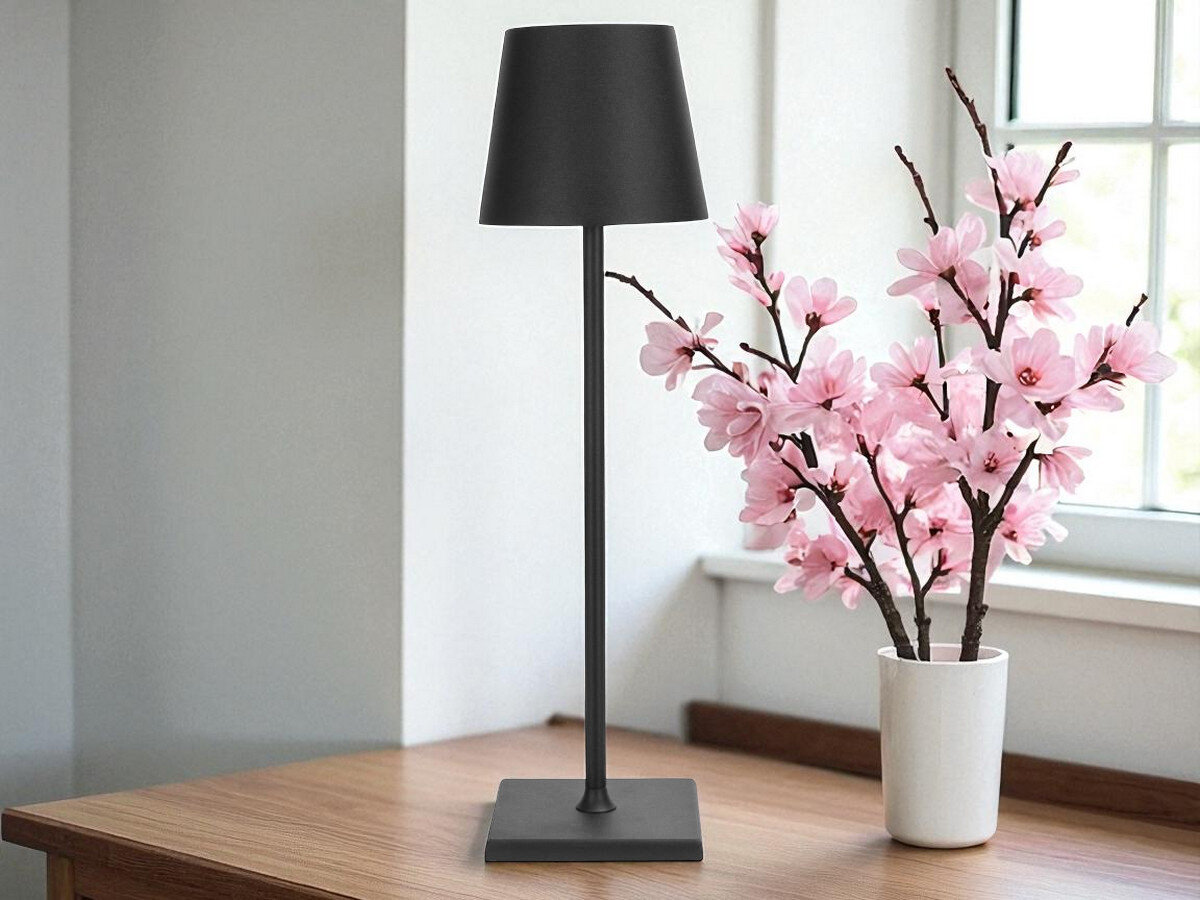 Lampka stołowa LIN Moonlight 8007 Czarny, barwa, lumeny, natężenie, regulacja, lampka stoi na blacie przy oknie w pokoju gościnnym