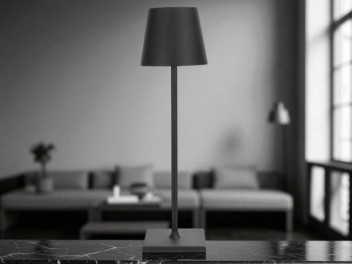 Lampka stołowa LIN Moonlight 8007 Czarny, bezprzewodowo, bateria, usb-c, waga, lampka stoi w pokoju gościnnym w tle narożnik i okno pokoju