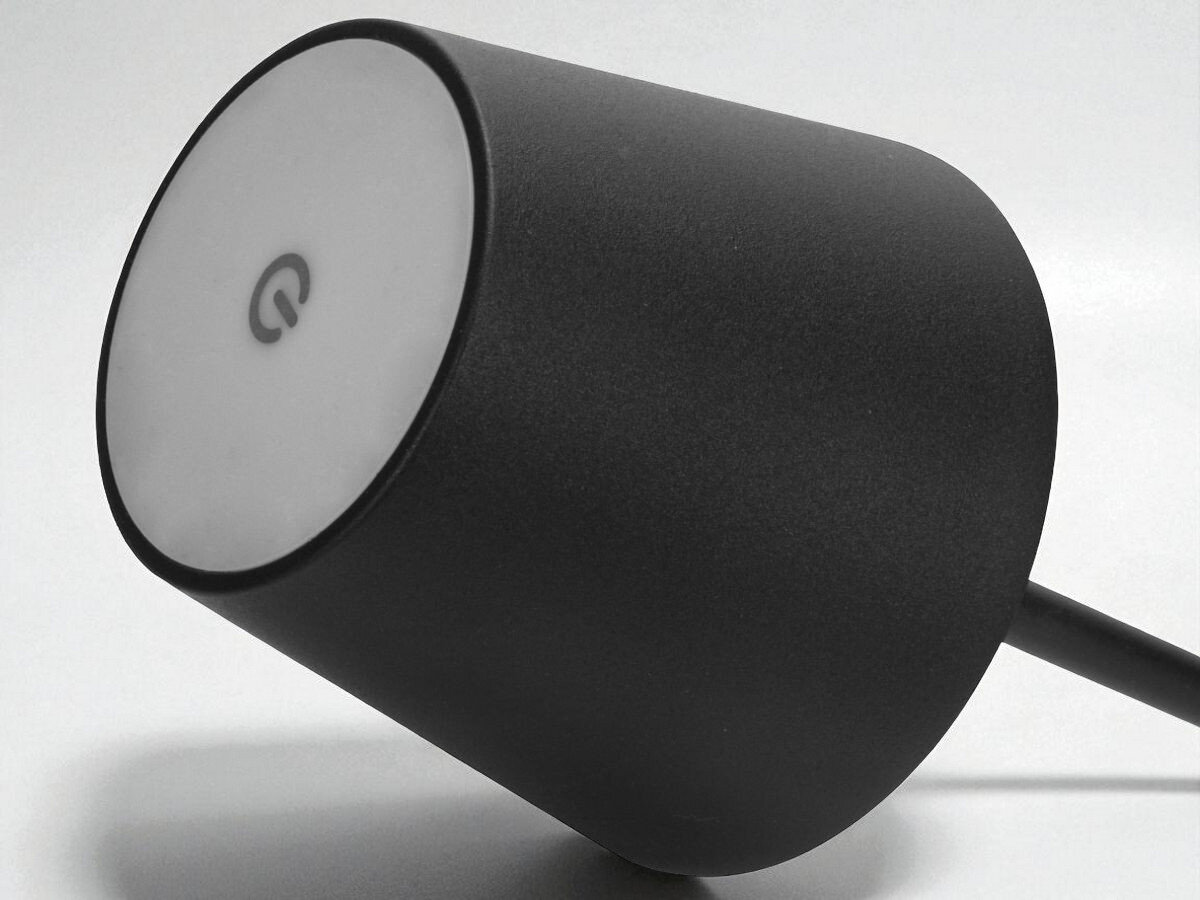 Lampka stołowa LIN Moonlight 8007 Czarny, przełącznik, jasność, regulacja, zintegrowane, na szarym tle zbliżenie na włącznik lampki