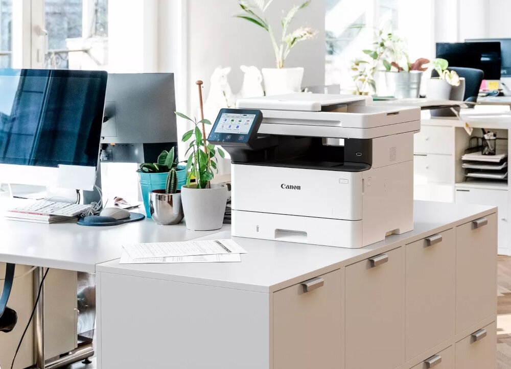 Urządzenie wielofunkcyjne CANON i-SENSYS MF463dw II, Automatyczny druk dwustronny, Wi-Fi prezentacja urządzenia w pomieszczeniu biurowym na szafce