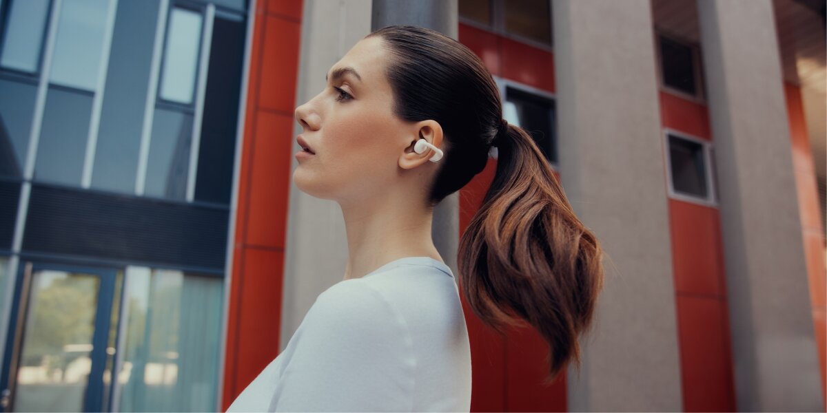 Słuchawki powietrzne BEYERDYNAMIC Amiron Zero - Muzyka w lekkiej formie, osoba z założonymi słuchawkami powietrznymi w plenerze