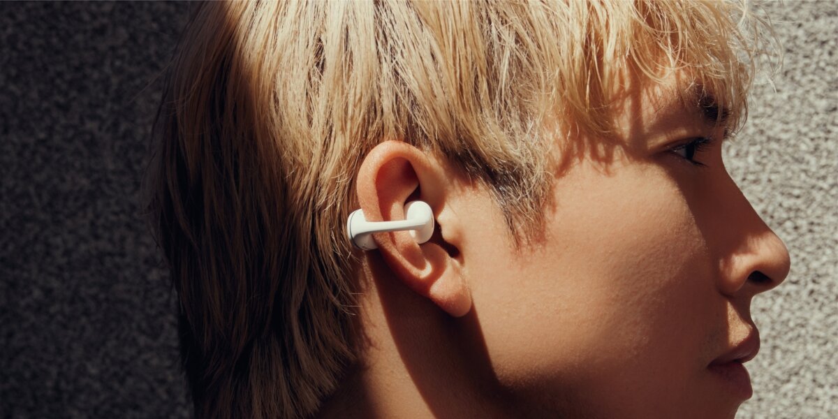 Słuchawki powietrzne BEYERDYNAMIC Amiron Zero - Komfort noszenia, waga, C-Bridge, osoba z założonymi słuchawkami powietrznymi