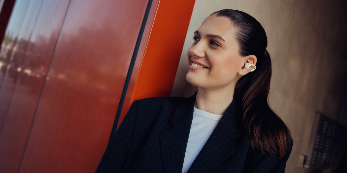 Słuchawki powietrzne BEYERDYNAMIC Amiron Zero - Precyzyjny dźwięk głosu, mikrofony, ENC, osoba z założonymi słuchawkami powietrznymi