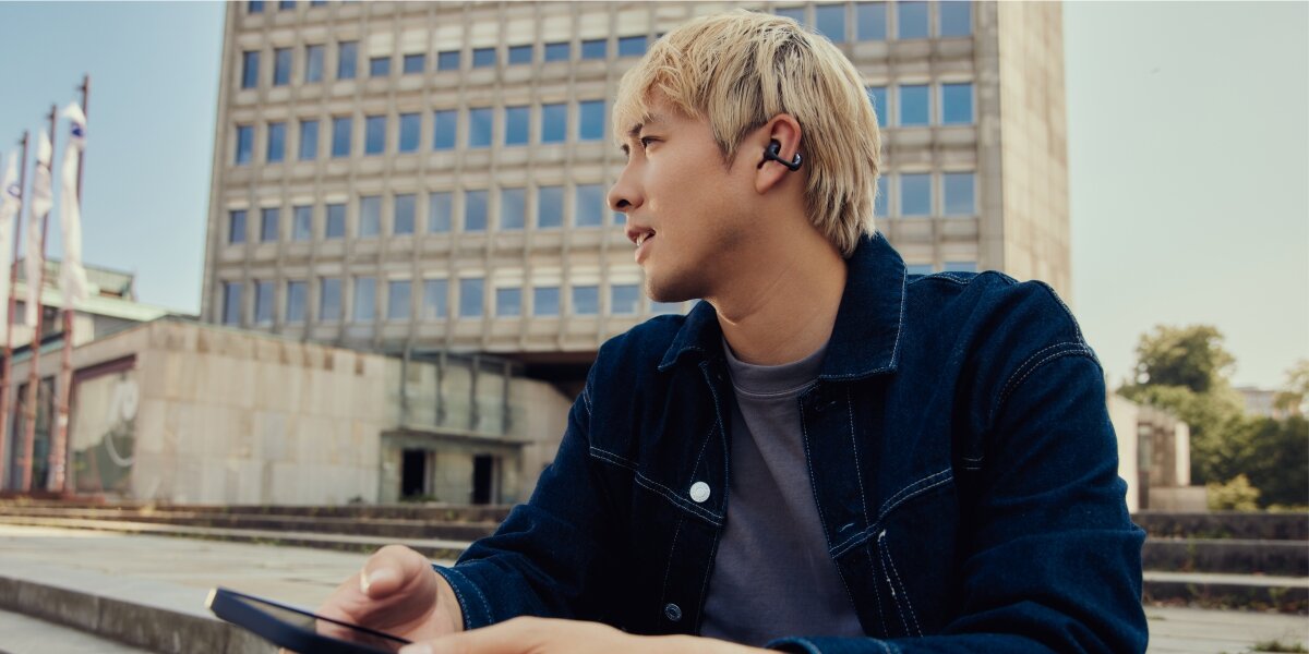 Słuchawki powietrzne BEYERDYNAMIC Amiron Zero - Muzyka w lekkiej formie, osoba z założonymi słuchawkami powietrznymi w plenerze