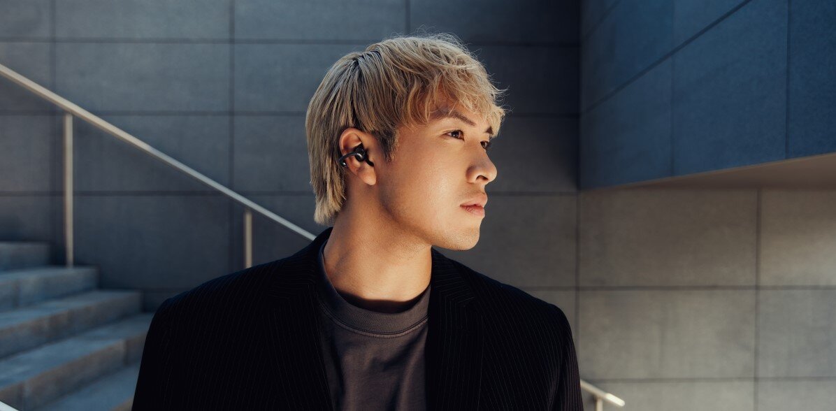 Słuchawki powietrzne BEYERDYNAMIC Amiron Zero - Precyzyjny dźwięk głosu, mikrofony, ENC, osoba z założonymi słuchawkami powietrznymi w plenerze