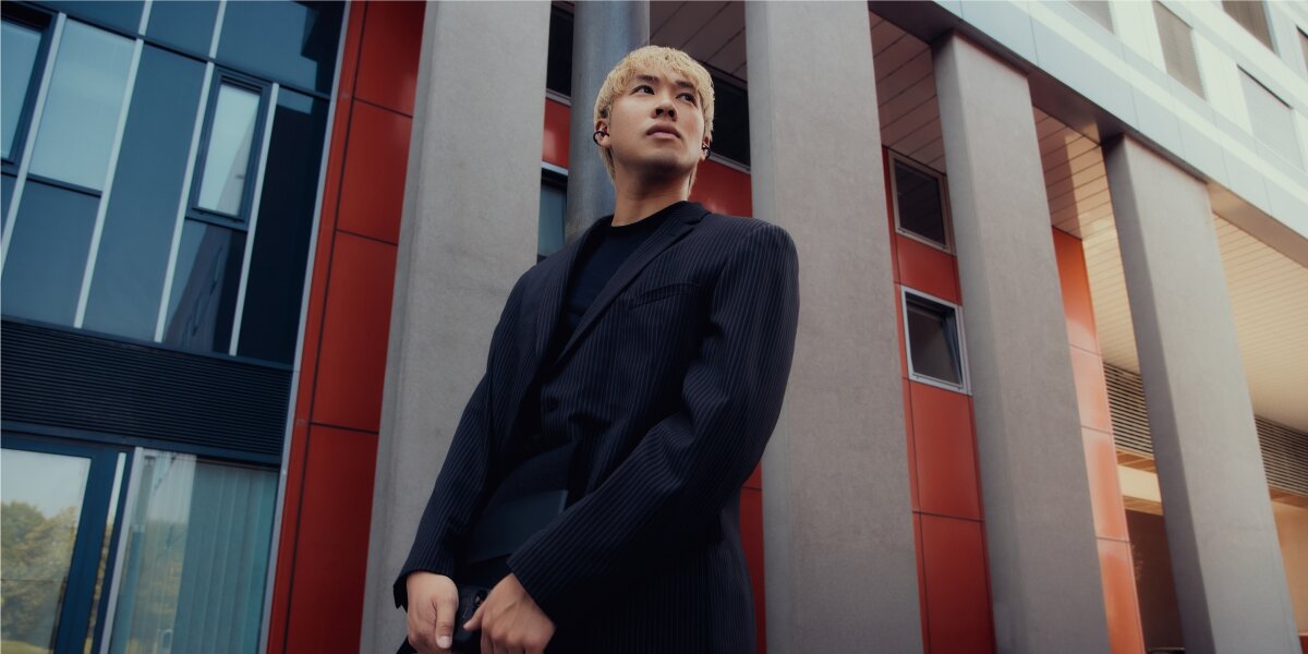 Słuchawki powietrzne BEYERDYNAMIC Amiron Zero - Muzyka w lekkiej formie, osoba z założonymi słuchawkami powietrznymi w plenerze