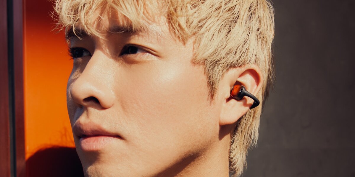 Słuchawki powietrzne BEYERDYNAMIC Amiron Zero - Komfort noszenia, waga, C-Bridge, osoba z założonymi słuchawkami powietrznymi