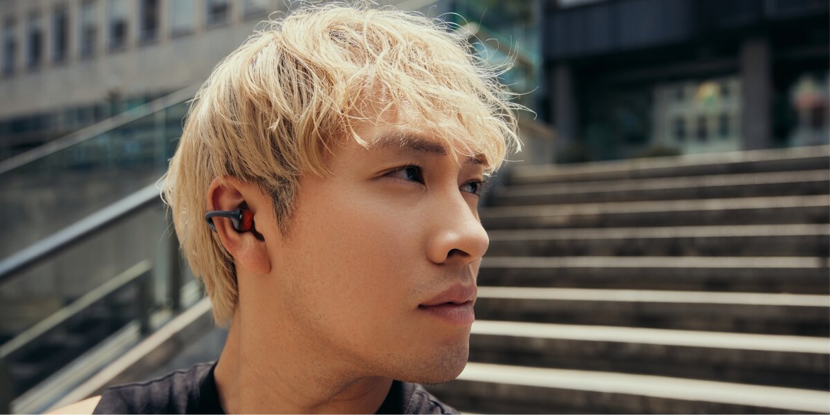 Słuchawki powietrzne BEYERDYNAMIC Amiron Zero - Precyzyjny dźwięk głosu, mikrofony, ENC, osoba z założonymi słuchawkami powietrznymi w plenerze