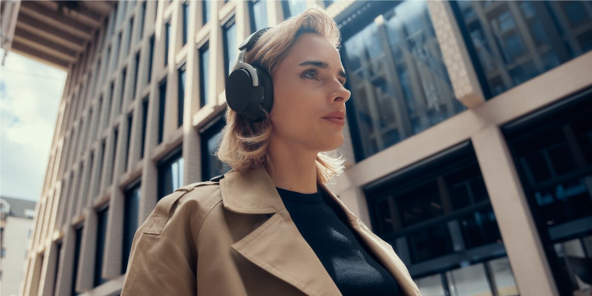 Słuchawki nauszne BEYERDYNAMIC Aventho 200 - Brzmienie w pełnym skupieniu, Dynamiczne przetworniki, ANC, Qualcomm cVc™, osoba z założonymi słuchawkami nausznymi