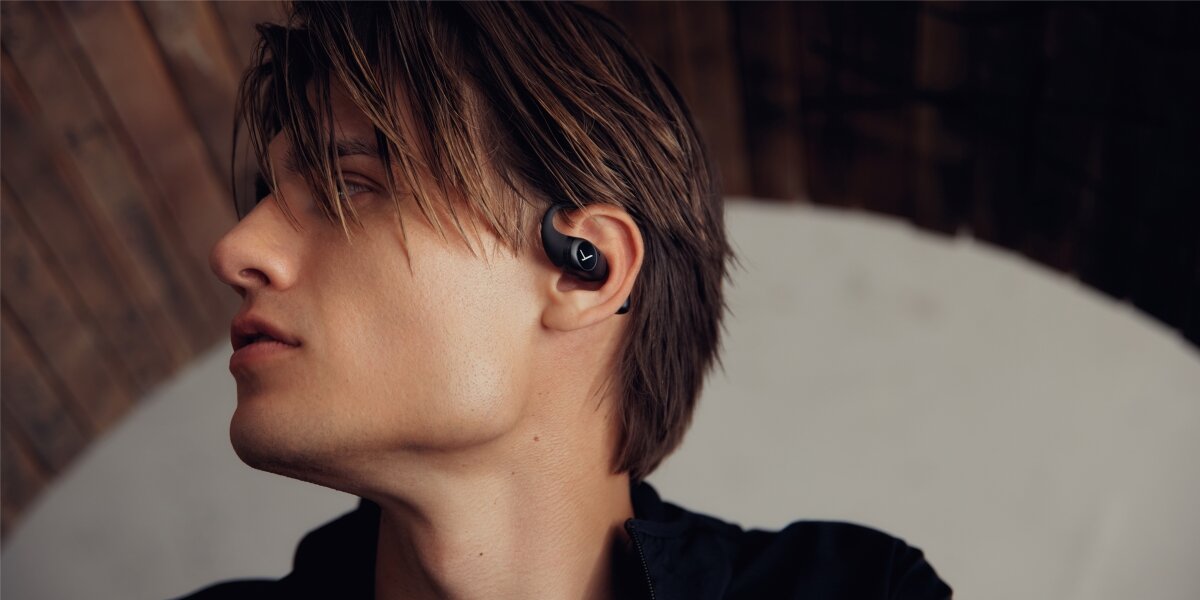 Słuchawki powietrzne BEYERDYNAMIC Amiron 200 - Dźwięk klasy premium, osoba z założonymi słuchawkami powietrznymi