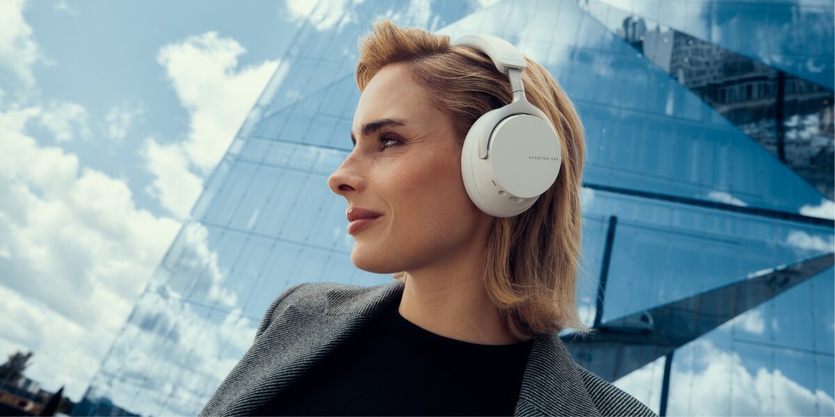 Słuchawki nauszne BEYERDYNAMIC Aventho 200 - Brzmienie w pełnym skupieniu, Dynamiczne przetworniki, ANC, Qualcomm cVc™, osoba z założonymi słuchawkami nausznymi