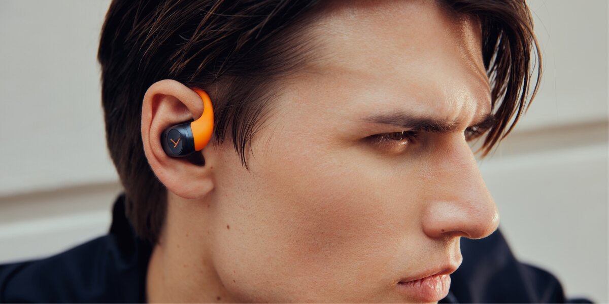 Słuchawki powietrzne BEYERDYNAMIC Amiron 200 - Dźwięk klasy premium, osoba z założonymi słuchawkami powietrznymi