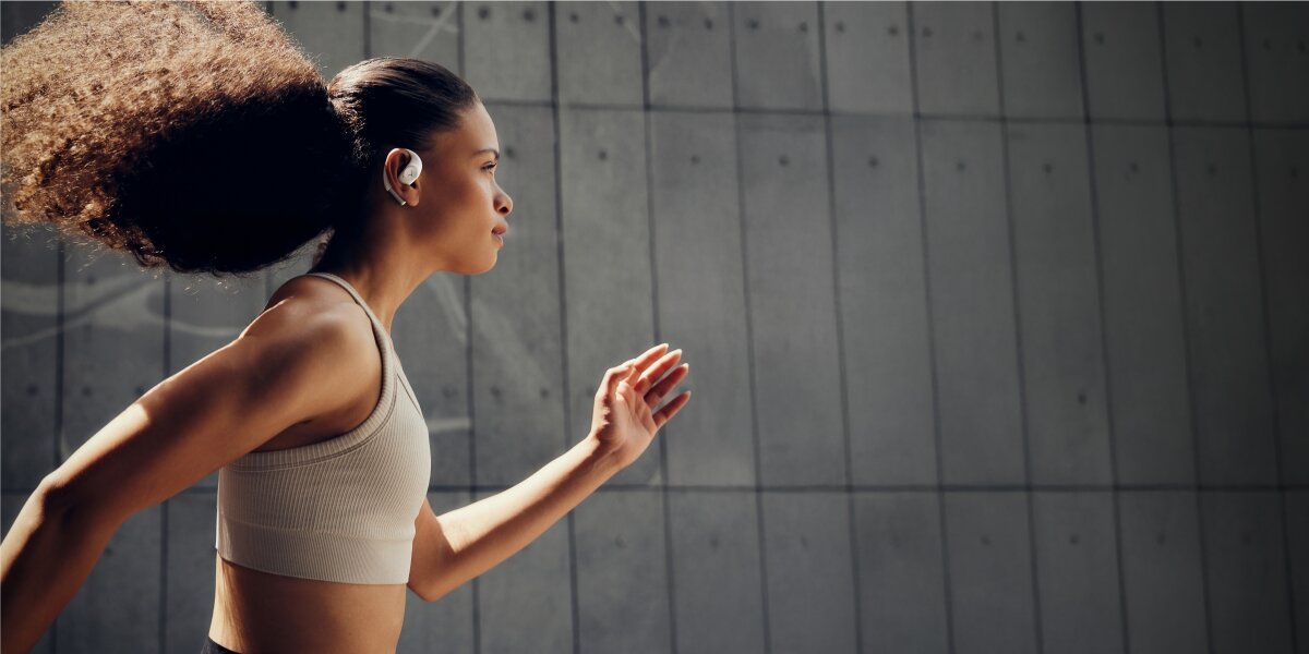 Słuchawki powietrzne BEYERDYNAMIC Amiron 200 - Dźwięk klasy premium, osoba z założonymi słuchawkami powietrznymi