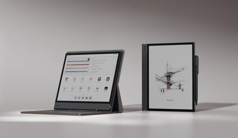 Czytnik e-booków ONYX BOOX Note Air 5 C 10.3 cala, Podświetlany ekran, Wi-Fi Szary prezentacja czytnika od przodu poziomo z klawiaturą i pionowo na beżowym tle z cieniem
			notatnik elektroniczny rozmiar przekątna E Ink przestrzeń do komfortowego tworzenia efektywna organizacja