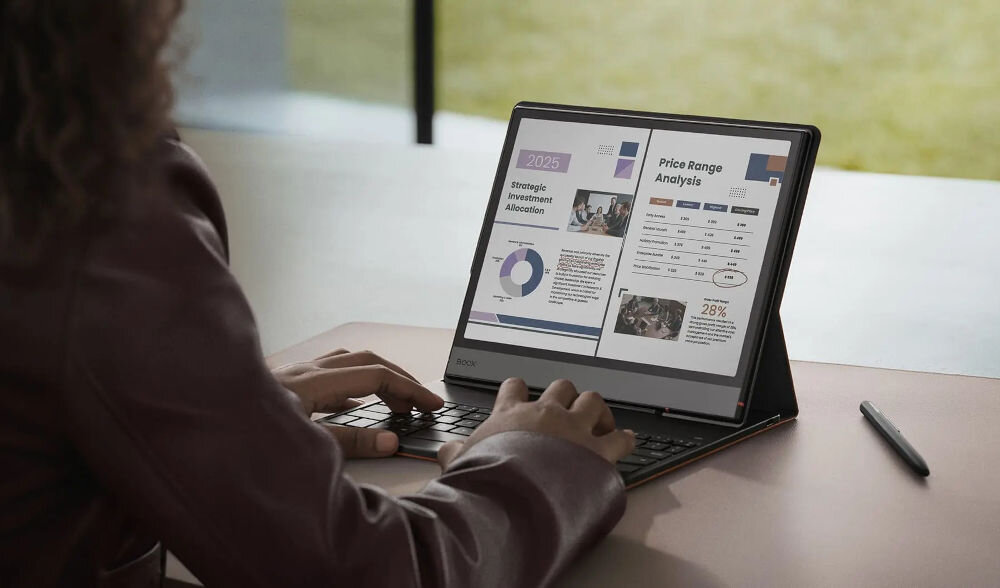 Czytnik e-booków ONYX BOOX Note Air 5 C 10.3 cala, Podświetlany ekran, Wi-Fi Szary prezentacja urządzenia podczas korzystania przez kobietę czytnik na biurku obok leżący rysik
			smukła obudowa grubość waga wygoda użytkowania rysik Pen3 gładka powierzchnia