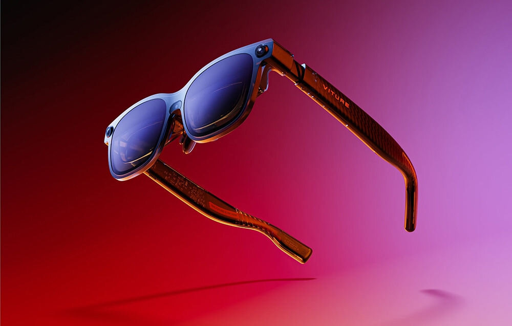 Okulary VITURE XR Luma Ultra Czarny Okulary VR Viture na czerwono-fioletowym tle