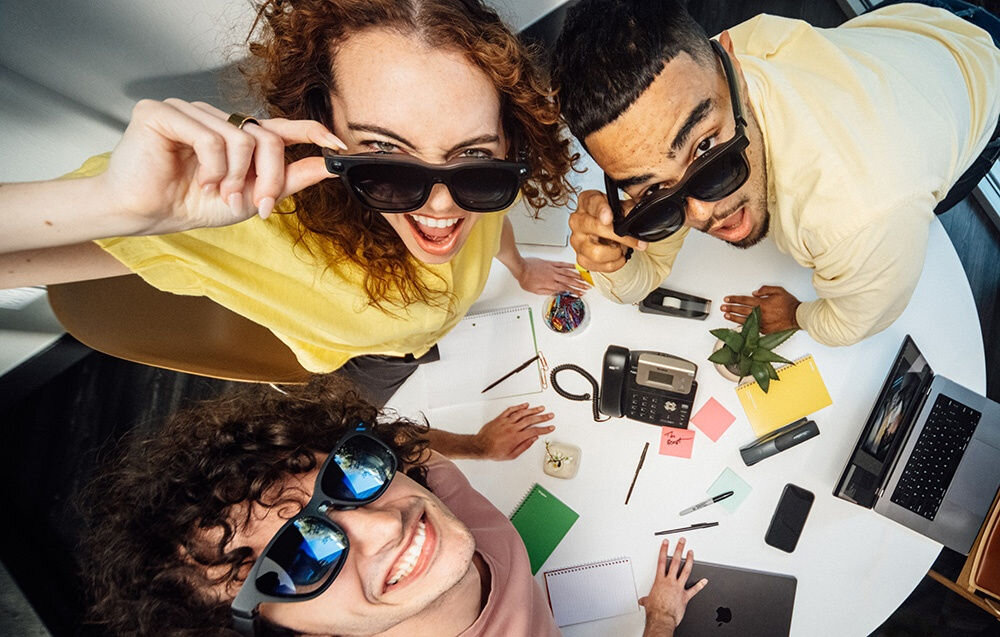 Okulary VITURE XR Luma Ultra Czarny 3 osoby w nałożonych okularach VR współpraca z konsolami Playstation Xbox Nintendo Switch 2 tryb współdzielonego ekranu