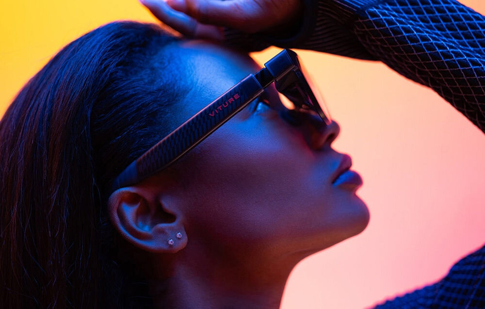 Okulary VITURE XR Luma Czarny Kobieta w okularach VR Viture regulacja dioptrii osoby z wadą wzroku elektrochromatyczne soczewki odcięcie światła otoczenia efekt pełnej immersji