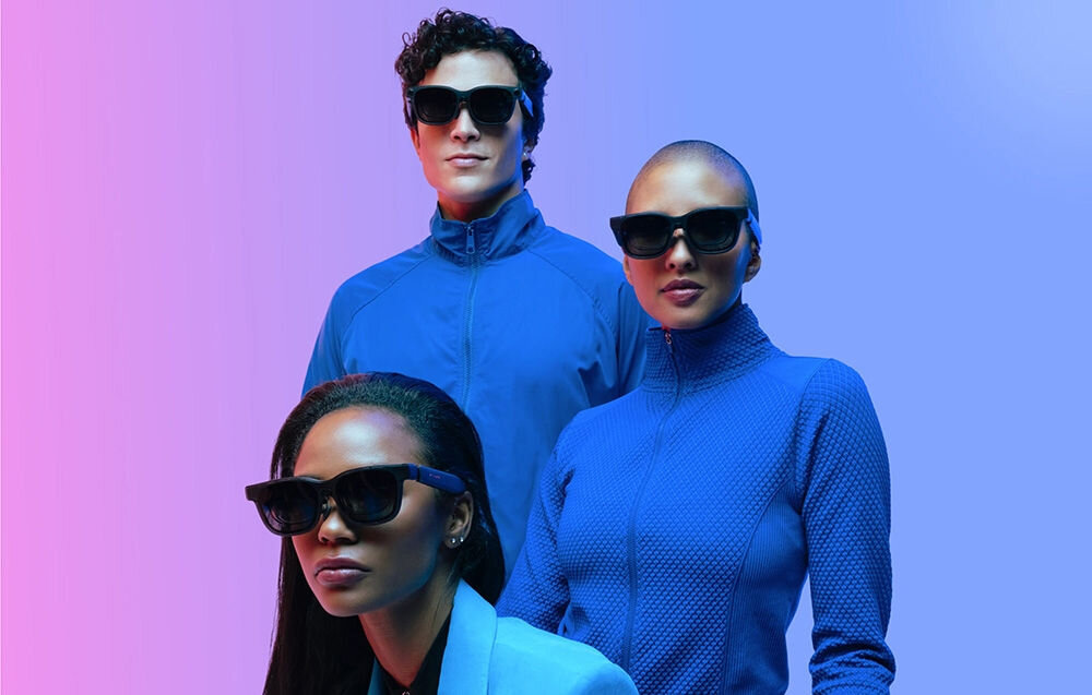 Okulary VITURE XR Luma Czarny 3 osoby w niebieskich ubraniach i okularach VR platforma SpaceWalker konfiguracja własnego wieloekranowego środowiska Windows macOS technologia konwersji 2D na 3D w czasie rzeczywistym port USB-C