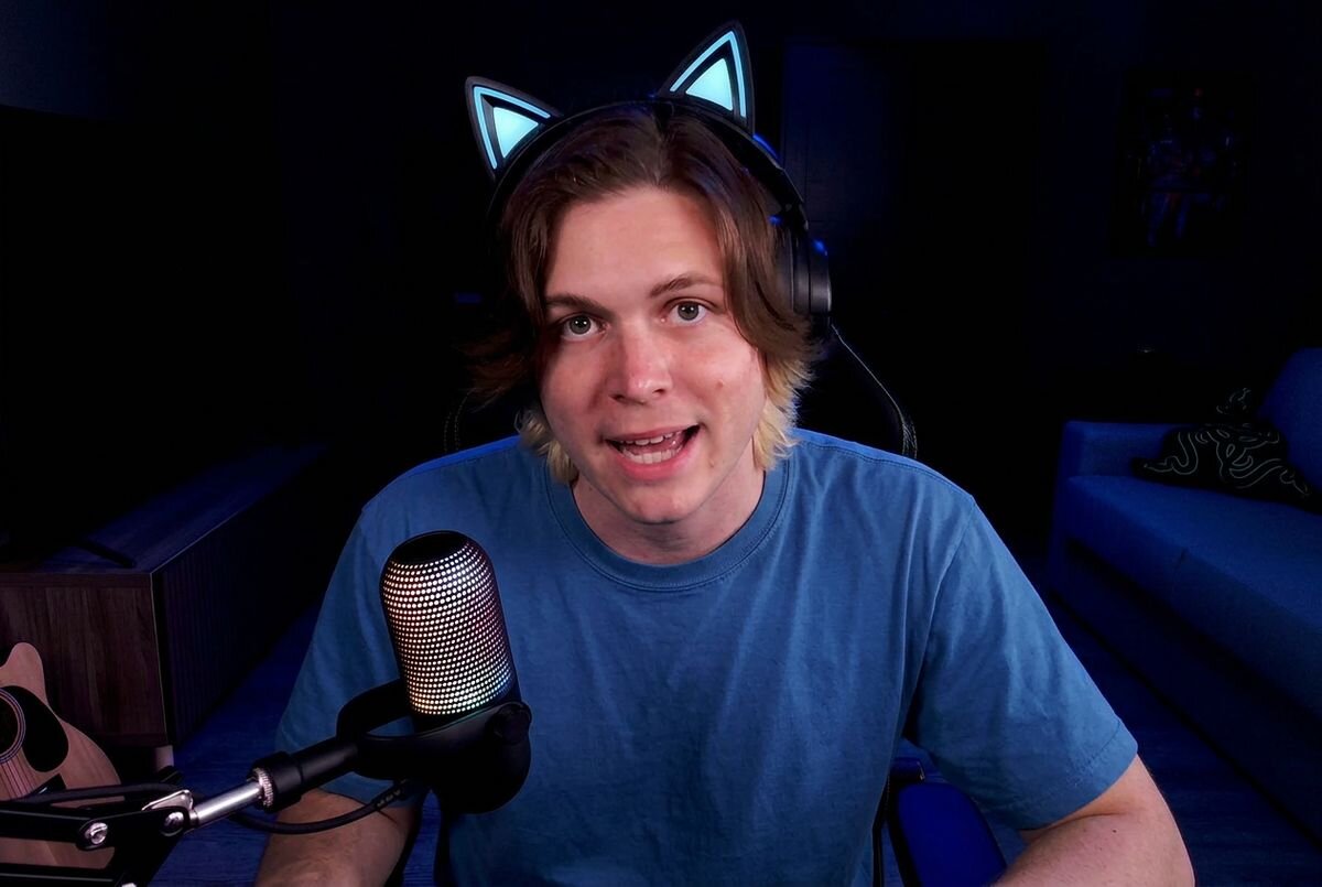 RAZER Kiyo V2 4K Kodowanie wideo bez kompresji Nieobrobione wideo wysokiej rozdzielczości -Kadrowany widok z kamery na streamera siedzącego przed mikrofonem 