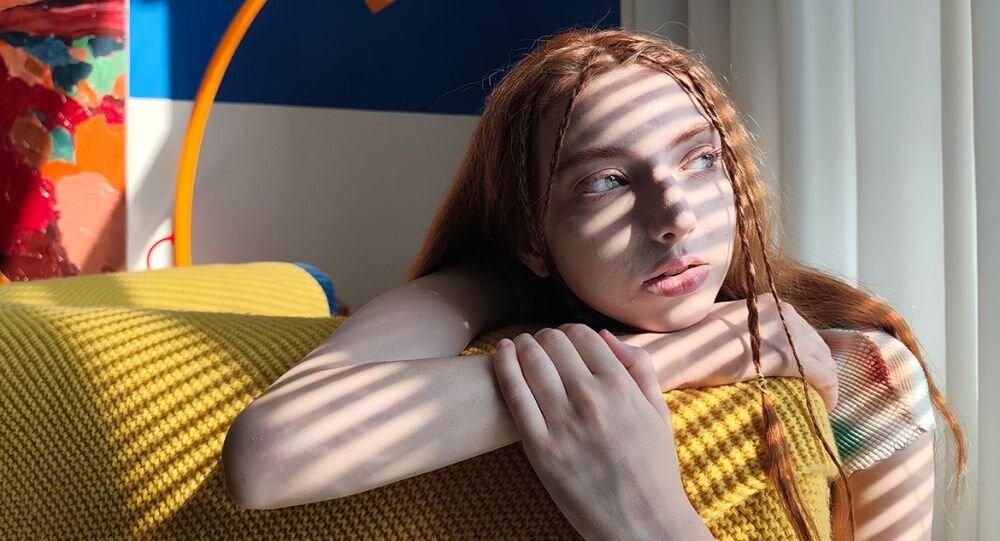 Smartfon XIAOMi Redmi Note 14 Pro+ zdjecie kobiety ktora patrzy w okno wyraz fotografia poziom artysta pelnia emocji