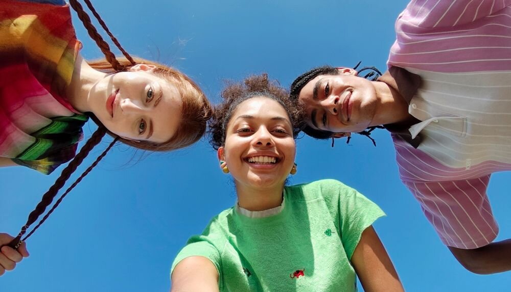 Smartfon XIAOMi Redmi Note 14 Pro+ trzy dziewczyny na fotografii funkcje aparat kadr obiektyw przedni 20 MP