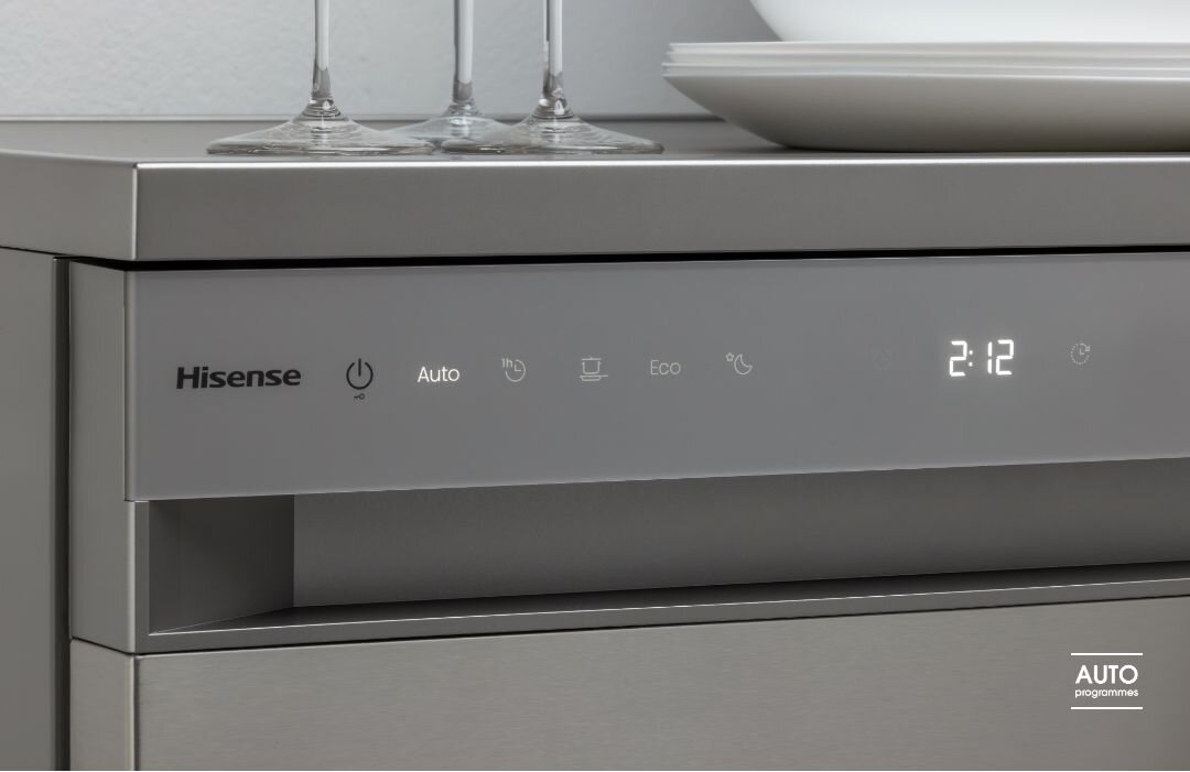 Panel sterowania zmywarki z widocznym logo Hisense, przyciskami dotykowymi i wyświetlaczem pokazującym godzinę 2:12. Na blacie znajdują się kieliszki i talerze.