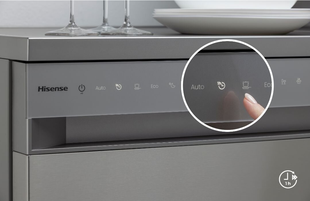 Zbliżenie na panel sterowania zmywarki z widocznymi przyciskami i ikonami, w tym \'Hisense\', \'Auto\', \'Eco\'. Palec dotyka przycisku \'Auto\'.