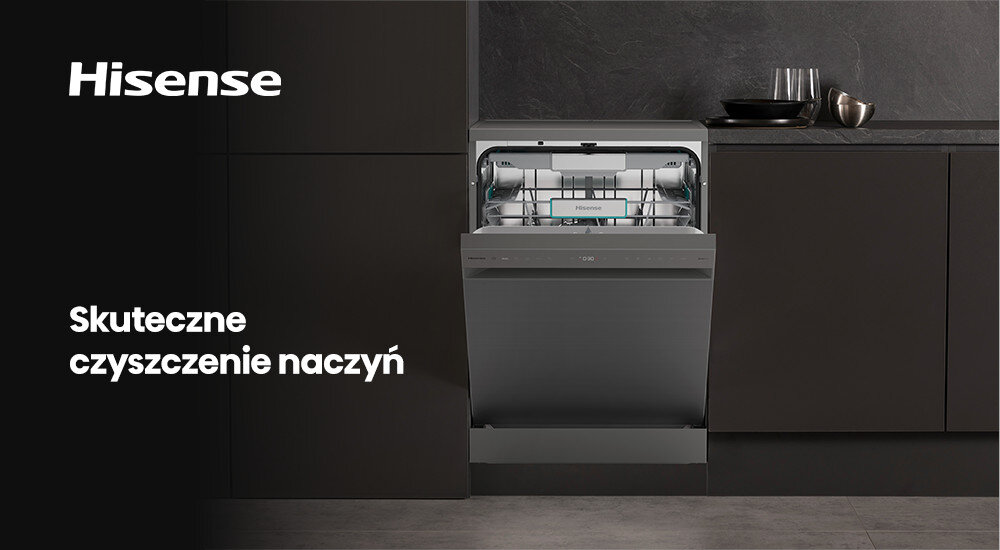 -ZMYWARKA HISENSE HS693A90XAD Na ciemnym tle kuchni widać otwartą zmywarkę Hisense w zabudowie, wypełnioną naczyniami i oświetloną wewnętrznym światłem. Po lewej stronie kadru umieszczono logo Hisense oraz hasło „Skuteczne czyszczenie naczyń” zapisane białą czcionką