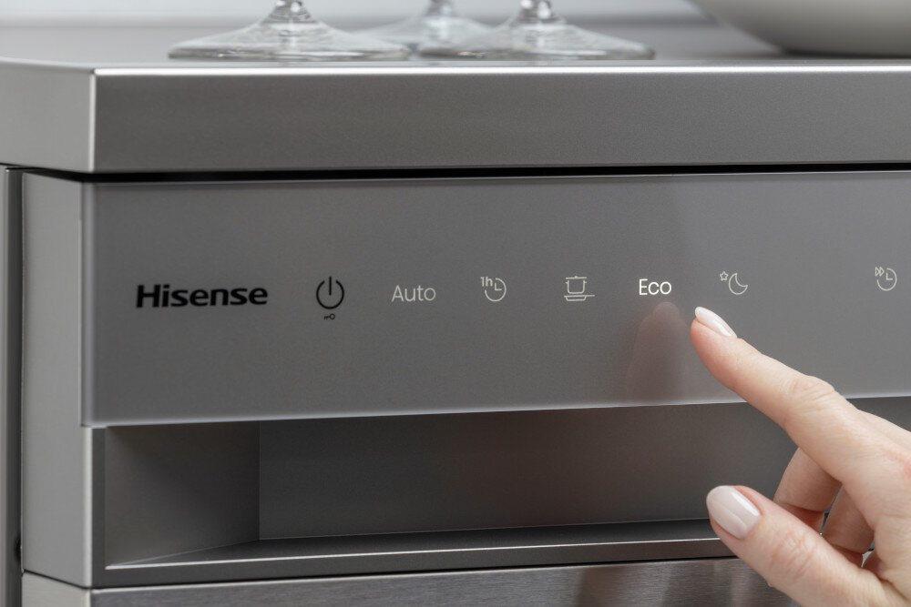 ZMYWARKA HISENSE HS693A90XAD Zbliżenie na panel zmywarki pokazuje rękę dotykającą przycisku trybu Eco, którego napis jest podświetlony na jasno. Po lewej stronie widoczne jest logo Hisense oraz ikonki pozostałych programów, takich jak Auto, intensywny i nocny sterowanie dotykowe panel sensoryczny intuicyjna obsługa