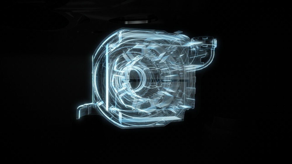 ZMYWARKA HISENSE HS693A90XAD Na czarnym tle zaprezentowano półtransparentny, niebieskawy model 3D wewnętrznego podzespołu zmywarki, prawdopodobnie silnika lub pompy. Widoczne są szczegóły kanałów i łopatek, sugerujące zaawansowaną konstrukcję techniczną silnik bezszczotkowy cicha praca energooszczędność