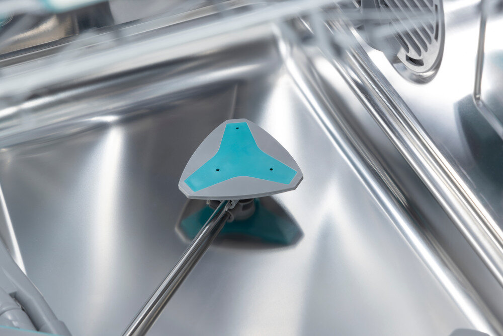 ZMYWARKA HISENSE HS693A90XAD Na dnie komory zmywarki znajduje się trójramienne ramię spryskujące w kształcie litery Y z szarymi i turkusowymi elementami. Gładkie, stalowe ścianki wokół podkreślają higieniczną, łatwą do czyszczenia powierzchnię intensywne mycie wysokie ciśnienie garnki patelnie