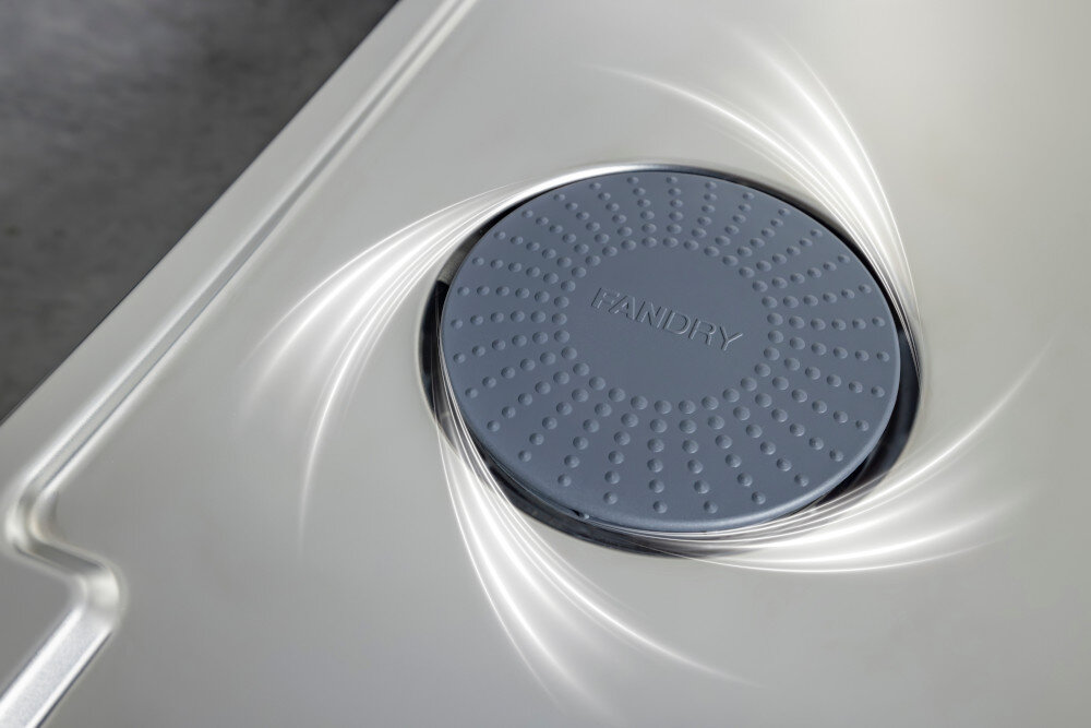 ZMYWARKA HISENSE HS693A90XAD Zbliżenie pokazuje okrągły element z napisem „FAN DRY” umieszczony w podłodze komory zmywarki. Delikatne, jasne smugi biegnące wokół symbolizują cyrkulację powietrza i efektywne suszenie naczyń airdry suszenie wentylator suche naczynia bez zacieków