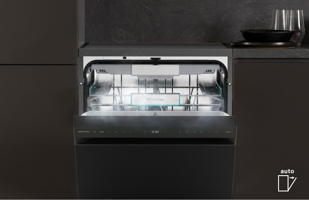 Otwarta zmywarka z widocznym wnętrzem i napisem \'Hisense\' na koszu. Na panelu sterowania wyświetlacz pokazuje \'0:30\', a w rogu widoczne jest logo \'auto\'.