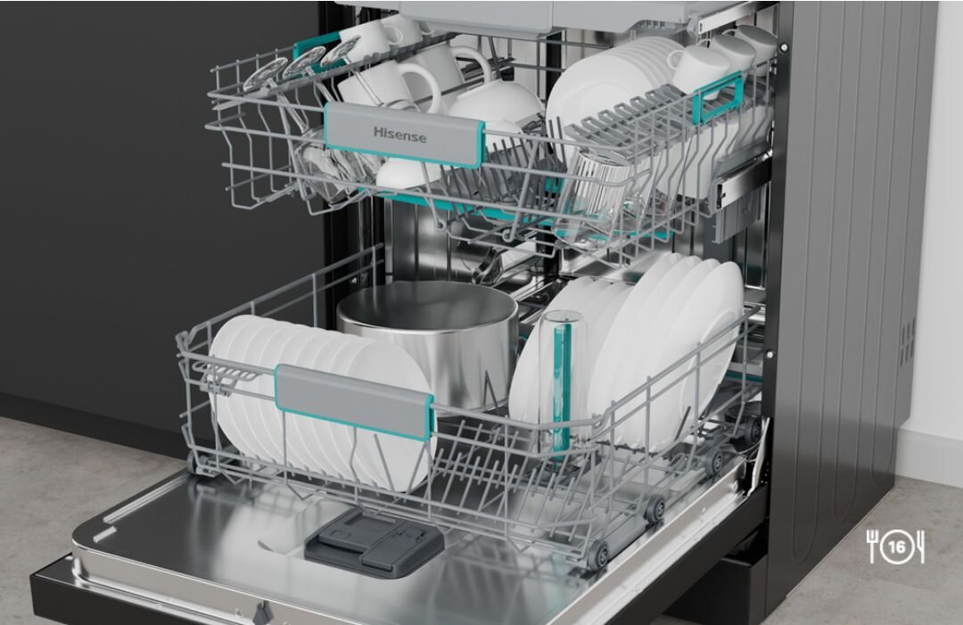 Otwarta zmywarka z widocznymi dwoma koszami wypełnionymi naczyniami, w tym talerzami i kubkami. Na koszu widoczny jest napis \'Hisense\'.