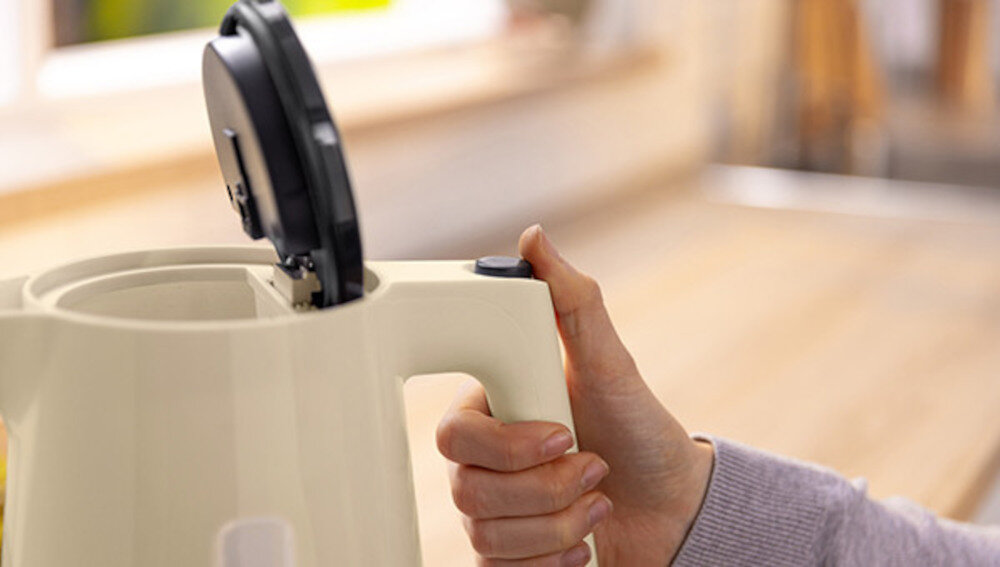 Czajnik BOSCH MyMoment TWK1M127 Otwieranie pokrywy jedno naciśnięcie łatwe napełnienie