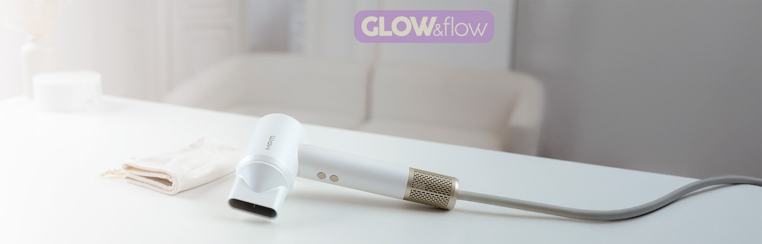 Suszarka do włosów MSW-27, obok woreczek.