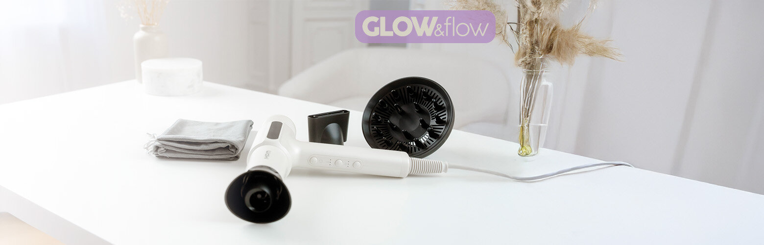 Suszarka do włosów MSW-26 na blacie, obok woreczek i wymienne końcówki.