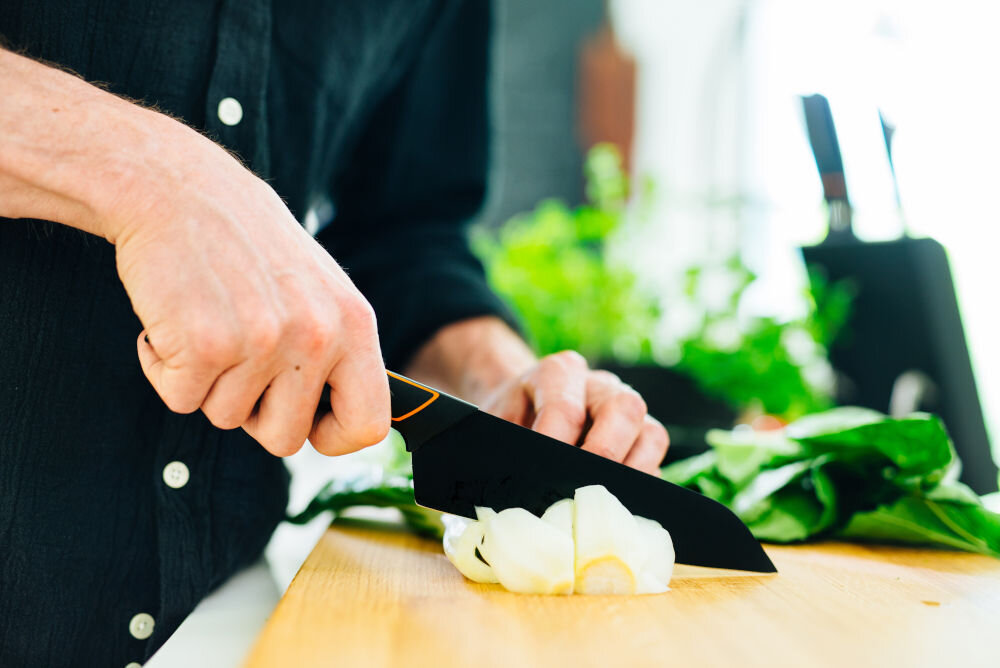 Nóż FISKARS Edge 1003097 długość 30,3 cm wszechstronne narzędzie kuchenne długość ostrza 17,8 cm lekka cieńka konstrukcja siekanie ziół krojenie warzyw przygotowywanie mięsa w cienkie plastry japońska stal nierdzewna twardość 52 HRC ostrość trwałość testy CETRA ergonomiczna rękojeść formowana wtryskowo pewny wygodny chwyt łagodna linia ostrza precyzyjne krojenie komfort użytkowania